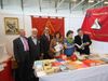 Christa Naaß zusammen mit Markus Rinderspacher (Mitte) und Volkmar Halbleib (rechts) am Stand der Seliger-Gemeinde