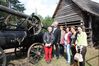 Christa Naaß und Richard Bartsch mit der Museumsleiterin (links) und Pauline Pacholec (3.v.links)