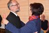 Christa Naaß gratuliert Werner Baum (Foto: Brigitte Dorr, Wochenzeitung)